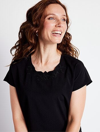Top long manches courtes broderies col rond