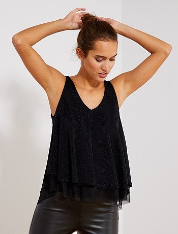 Product Le top pailleté, idéal pour vos soirées chics et festives ! - Top col V - Décolleté au dos - Fines bretelles - Doublure en voile - Fibre métallique all-over - Longueur dos (avec bretelles) : 54 cm environ - Notre mannequin porte une taille M et mesure 1m74Habillement Femme / Femme du 34 au 48 / Top, blouse / Top Standard KIABI