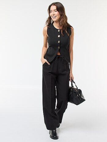 Top sans manches avec boutons dorés