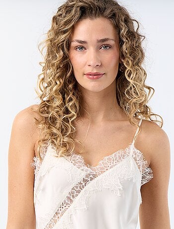Top satiné asymétrique avec dentelle