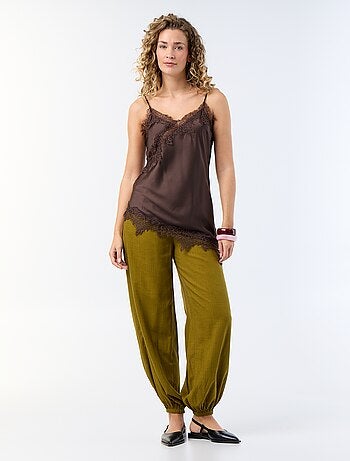 Top satiné asymétrique avec dentelle