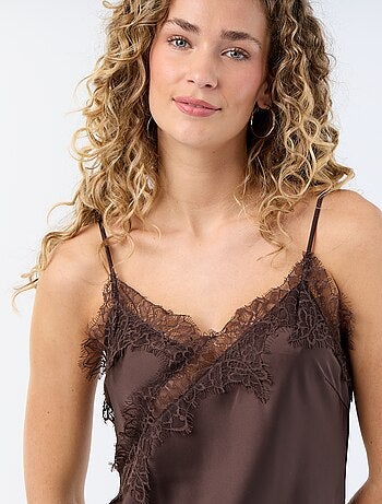Top satiné asymétrique avec dentelle