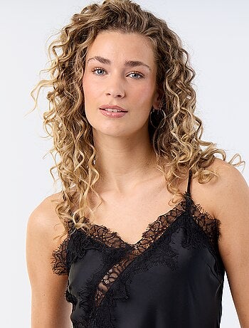 Top satiné asymétrique avec dentelle