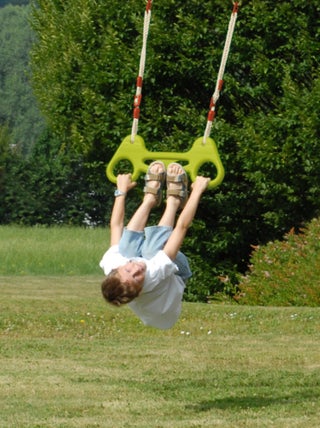 Trapèze vert avec anneaux pour enfants