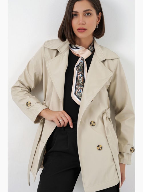 Trench-coat court ceinturé avec col chemise bdart - Kiabi Trench-coat court ceinturé avec col chemise bdart - Kiabi