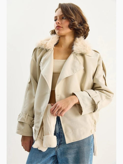 Trench-coat en fausse fourrure avec fermeture à boucle lucci - Kiabi Trench-coat en fausse fourrure avec fermeture à boucle lucci - Kiabi