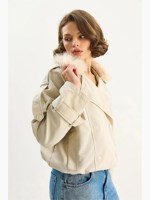 Trench-coat en fausse fourrure avec fermeture à boucle lucci - Kiabi Trench-coat en fausse fourrure avec fermeture à boucle lucci - Kiabi