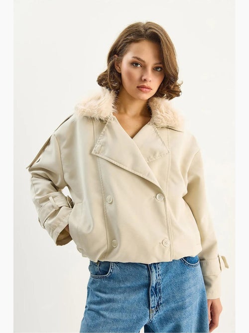 Trench-coat en fausse fourrure avec fermeture à boucle lucci - Kiabi Trench-coat en fausse fourrure avec fermeture à boucle lucci - Kiabi