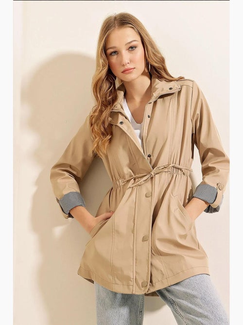 Trench-coat tissé à taille élastiquée avec cordon de serrage et poignets retroussables bdart - Kiabi Trench-coat tissé à taille élastiquée avec cordon de serrage et poignets retroussables bdart - Kiabi