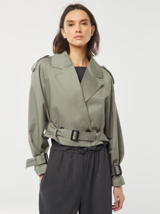 Trench court déperlant avec emmanchures raglan