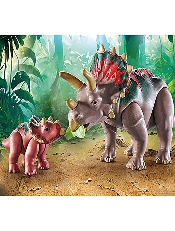 Tricératops avec bébé, oeuf et explorateur
