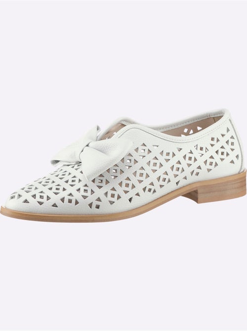 Trotteurs en cuir avec nœud décoratif et motif ajouré - Taille standard - Helline - Kiabi Trotteurs en cuir avec nœud décoratif et motif ajouré - Taille standard - Helline - Kiabi