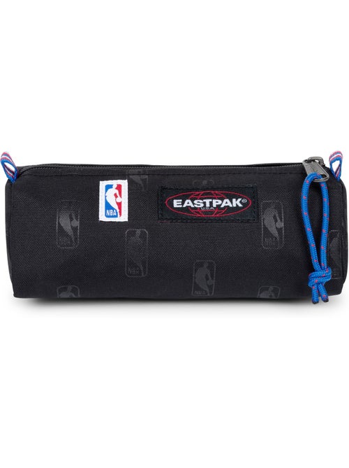 Trousse Eastpak Benchmark Single NBA Logo - Kiabi Trousse Eastpak Benchmark Single NBA Logo - Kiabi