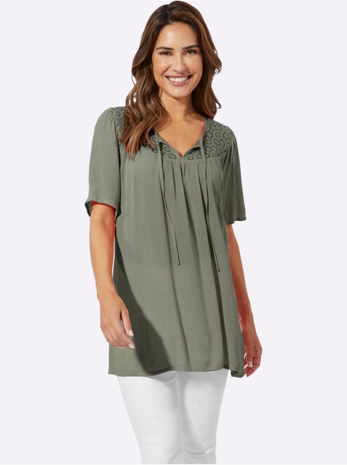 Tunique en viscose avec encolure V ouverte et dentelle - Taille standard - Moda Vilona - Kiabi Tunique en viscose avec encolure V ouverte et dentelle - Taille standard - Moda Vilona - Kiabi