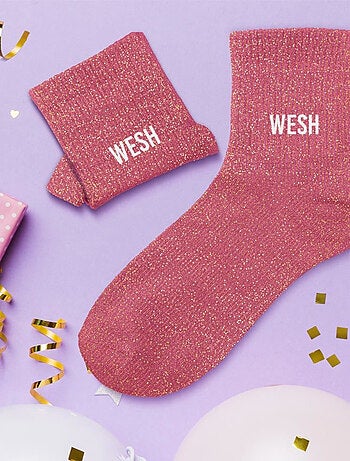 Une paire de chaussettes paillettes bad bitch