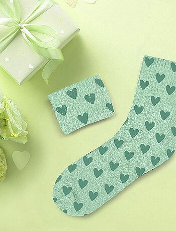 Une paire de chaussettes paillettes coeurs verts