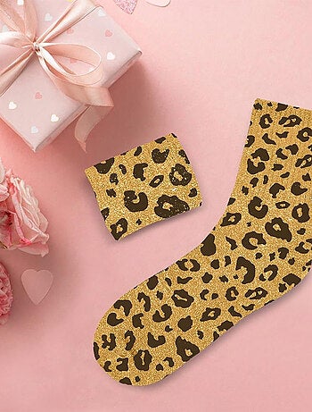 Une paire de chaussettes paillettes léopard