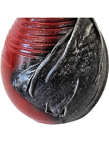 Vase artisanal rouge effet craquelé avec drapé de tissus gris – 20 cm