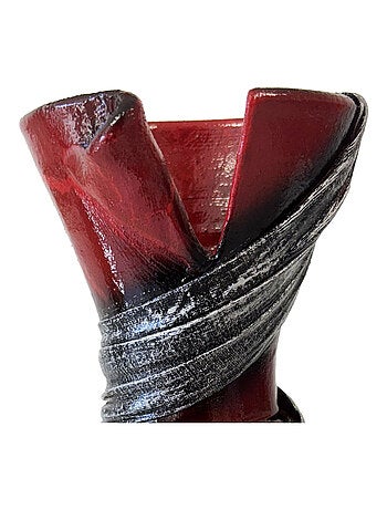 Vase artisanal rouge effet craquelé avec drapé de tissus gris – 20 cm