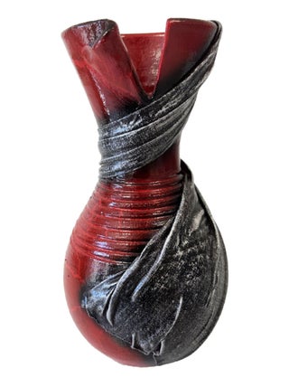 Vase artisanal rouge effet craquelé avec drapé de tissus gris  20 cm