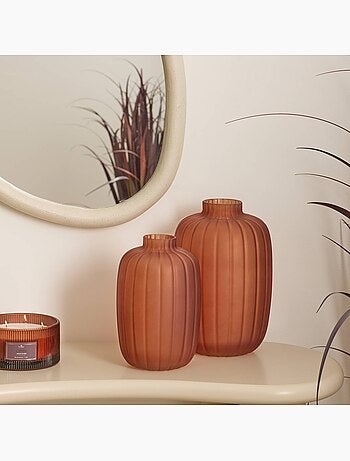 Vase cylindre strié mat en verre ambré TIGY