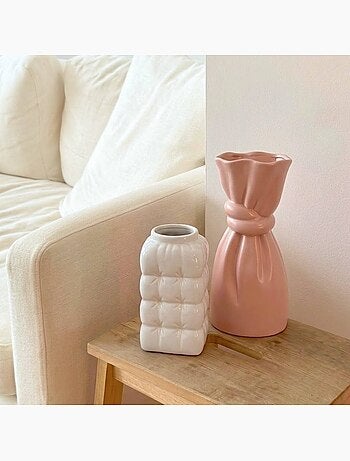 Vase design en céramique blanche effet gonflé, h17m