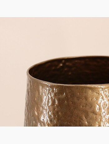 Vase design en métal martelé doré 50cm