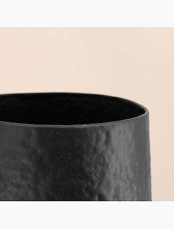 Vase design en métal martelé noir 65cm