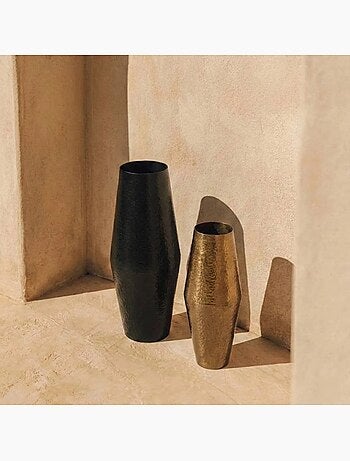 Vase design en métal martelé noir, H65cm