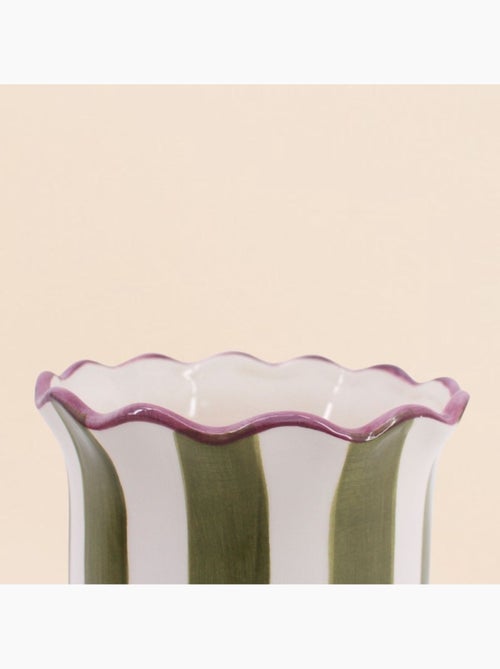 Vase en céramique rayé vert festonné 16x21cm - Kiabi Vase en céramique rayé vert festonné 16x21cm - Kiabi