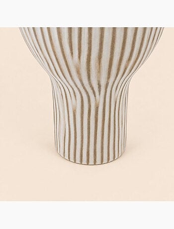 Vase en céramique strié marron finition ondulée, h22cm