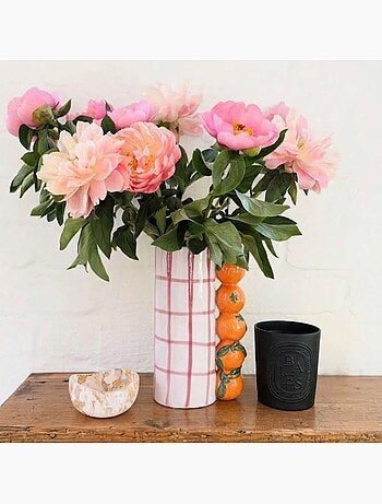 Vase quadrillé rose, et mandarines en relief, H18cm