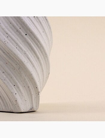 Vase twist en porcelaine blanche vague 20cm