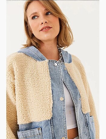 Veste à capuche en fausse fourrure avec détails en denim lucci