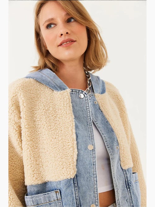 Veste à capuche en fausse fourrure avec détails en denim lucci - Kiabi Veste à capuche en fausse fourrure avec détails en denim lucci - Kiabi