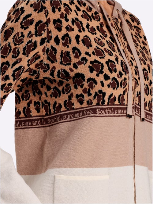 Veste à capuche en tricot joli jacquard à l'aspect animal - taille standard - helline - Kiabi Veste à capuche en tricot joli jacquard à l'aspect animal - taille standard - helline - Kiabi