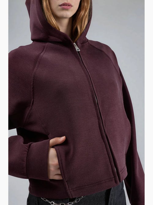 Veste à capuche zippée avec détails élastiques busem - Kiabi Veste à capuche zippée avec détails élastiques busem - Kiabi
