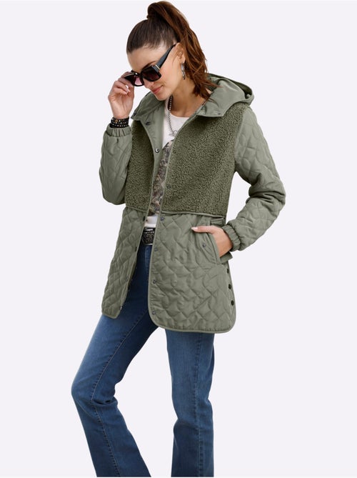 Veste chaude avec capuche et poches à rabat - Taille standard - Moda Vilona - Kiabi Veste chaude avec capuche et poches à rabat - Taille standard - Moda Vilona - Kiabi