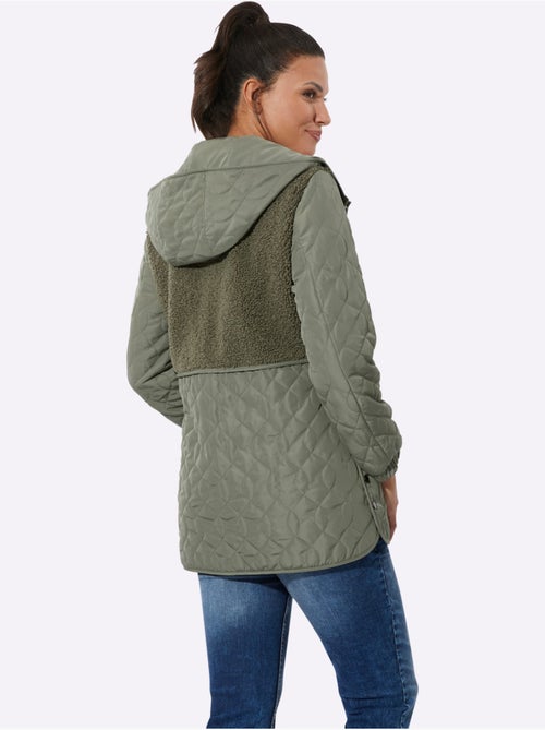 Veste chaude avec capuche et poches à rabat - Taille standard - Moda Vilona - Kiabi Veste chaude avec capuche et poches à rabat - Taille standard - Moda Vilona - Kiabi
