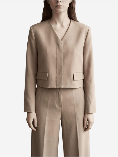 Veste cintrée à col en v avec poche my fashion - Kiabi Veste cintrée à col en v avec poche my fashion - Kiabi