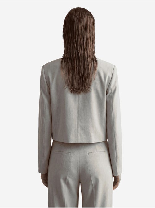 Veste cintrée à col en v avec poche my fashion - Kiabi Veste cintrée à col en v avec poche my fashion - Kiabi