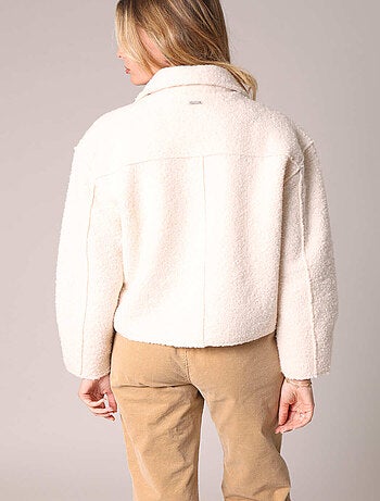Veste courte en tissu effet bouclé 'Deeluxe'