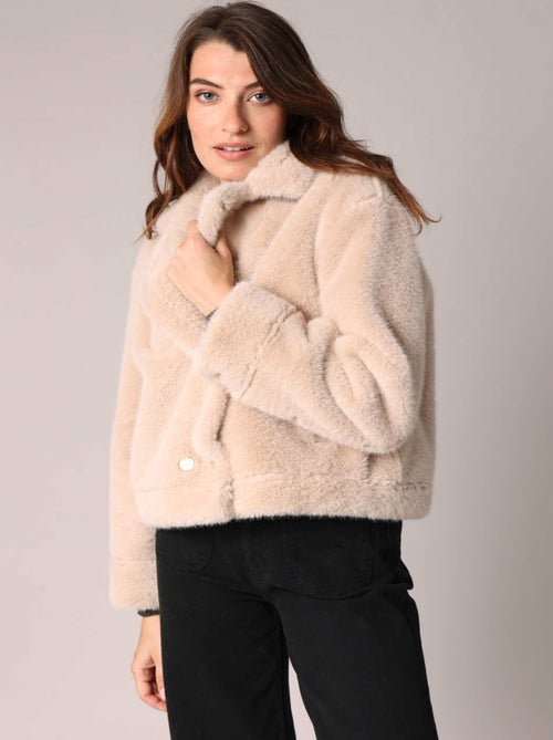 Veste courte imitation fourrure avec col tailleur
 'Deeluxe' - Kiabi