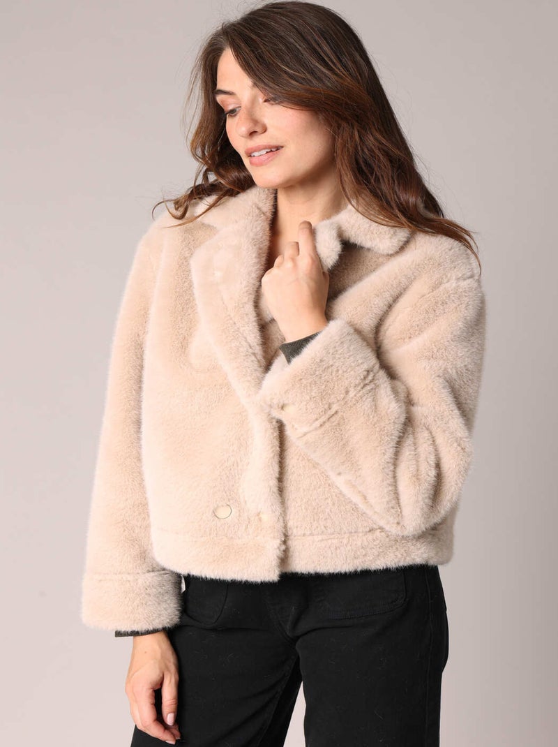 Veste courte imitation fourrure avec col tailleur
 'Deeluxe' Beige - Kiabi