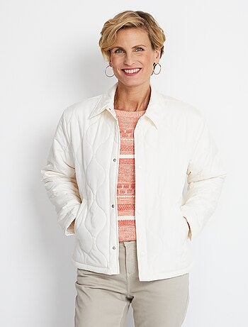 Veste courte matelassée pressionnée