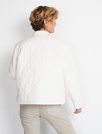 Veste courte matelassée pressionnée