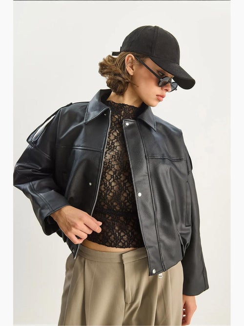 Veste courte oversize en similicuir avec fermeture éclair lucci - Kiabi Veste courte oversize en similicuir avec fermeture éclair lucci - Kiabi
