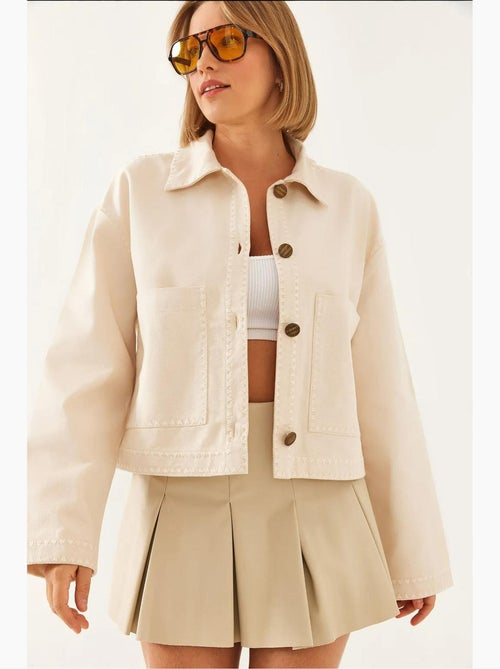 Veste courte tissée brodée à col chemise lucci - Kiabi Veste courte tissée brodée à col chemise lucci - Kiabi