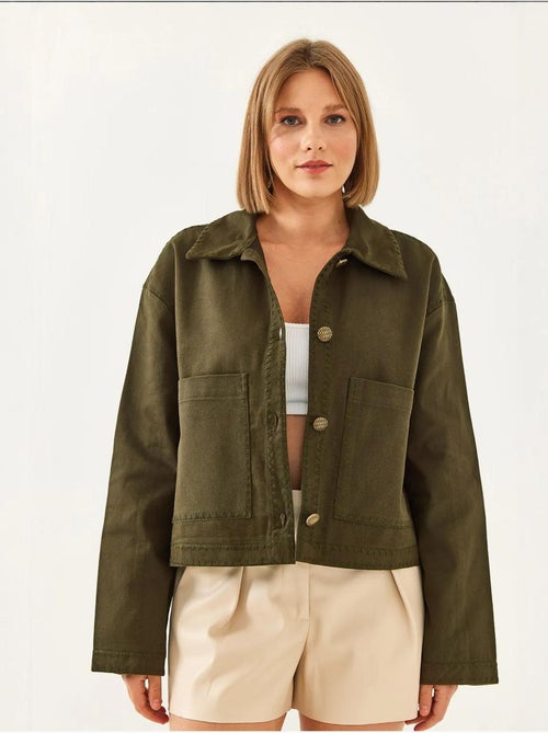 Veste courte tissée brodée à col chemise lucci - Kiabi Veste courte tissée brodée à col chemise lucci - Kiabi