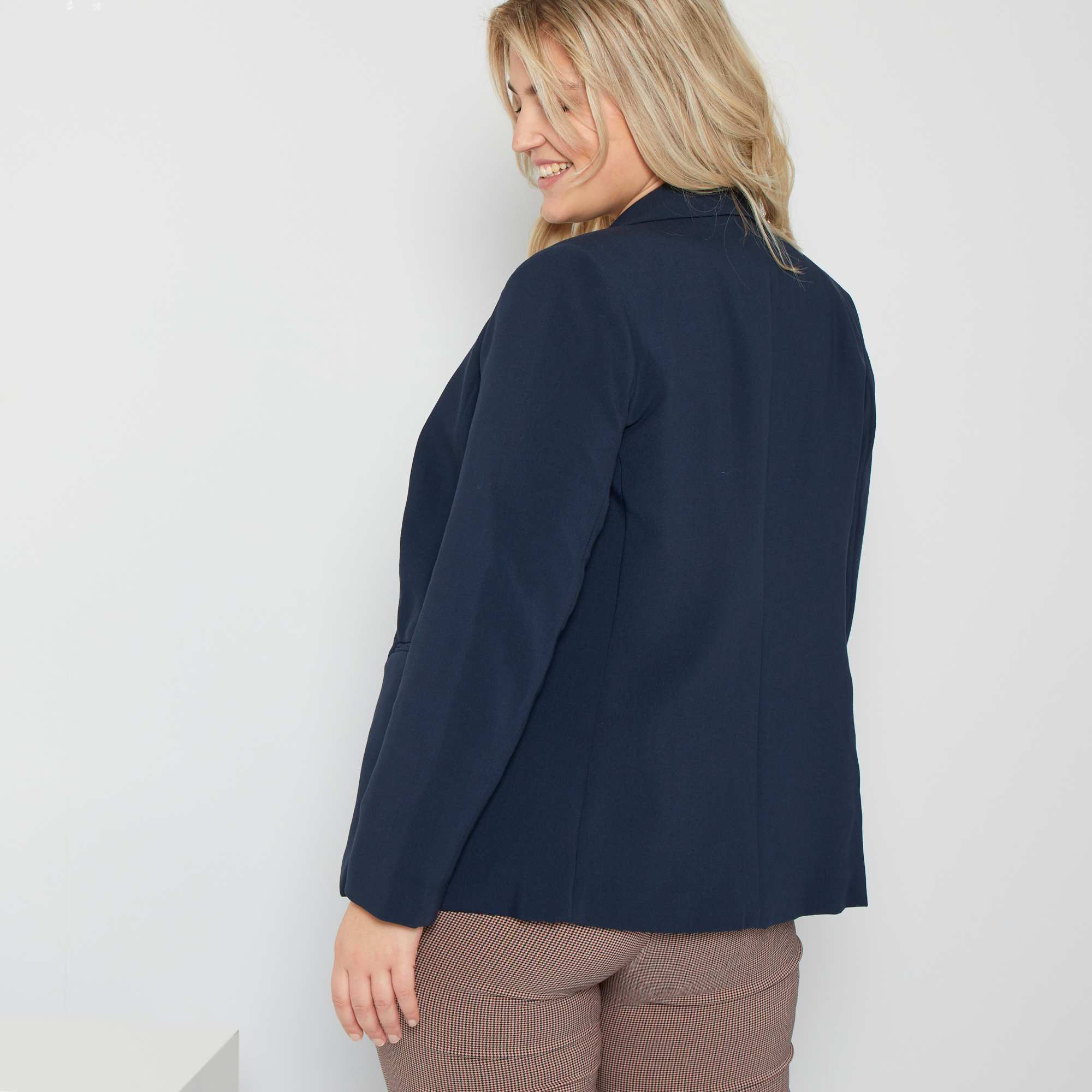 Veste croisée boutons dorés Grande taille femme bleu marine Kiabi 35,00€ Veste croisée boutons dorés Grande taille femme bleu marine Kiabi 35,00€